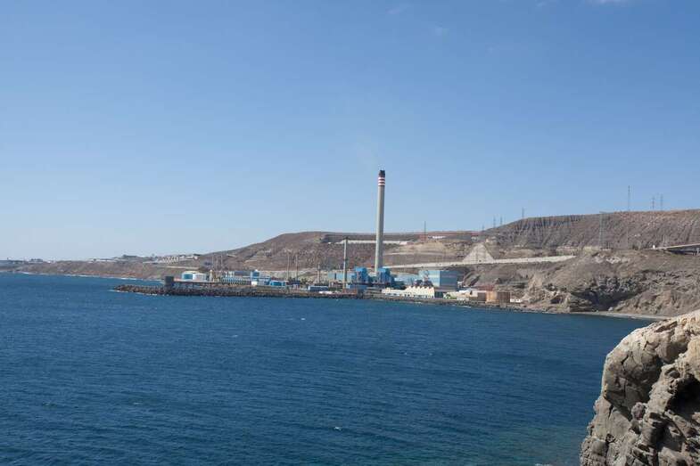 Vista de la central térmica de Jinámar desde la carretera de circunvalación a la capital/TA.